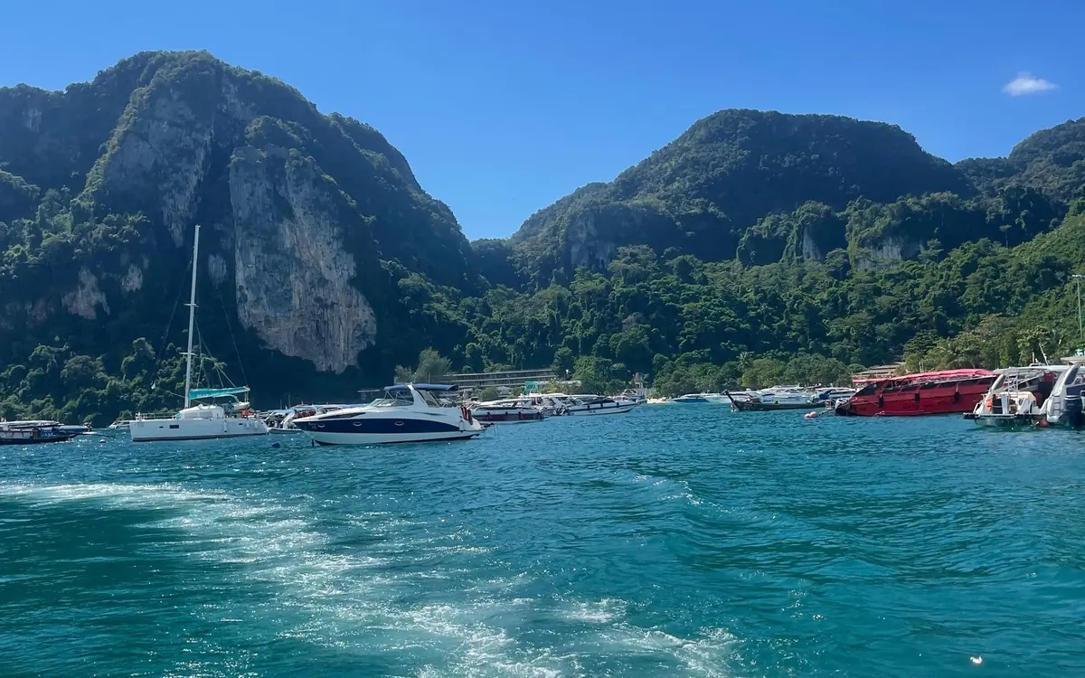 A speedboat crossing from Phuket towards the Phi Phi Islands